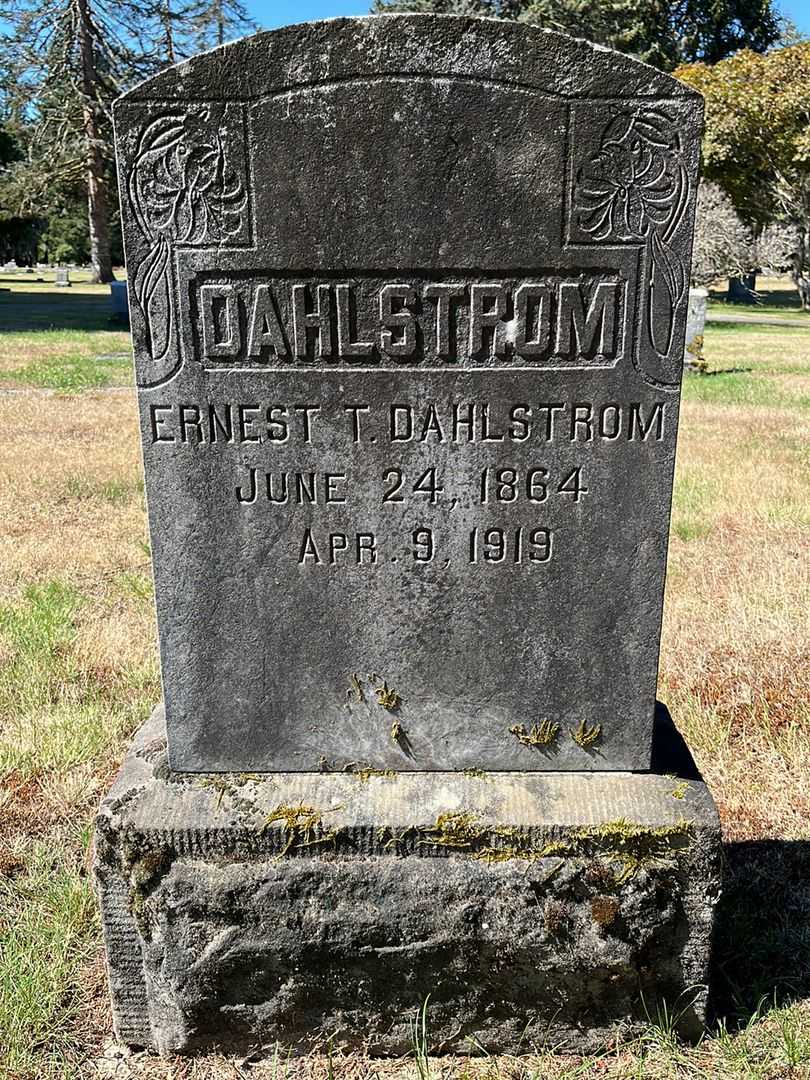 Ernest T. Dahlstrom's grave. Photo 1